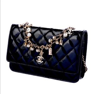 NEW CHANEL RUNWAY PERL CHARM WALLET ON  CHAIN